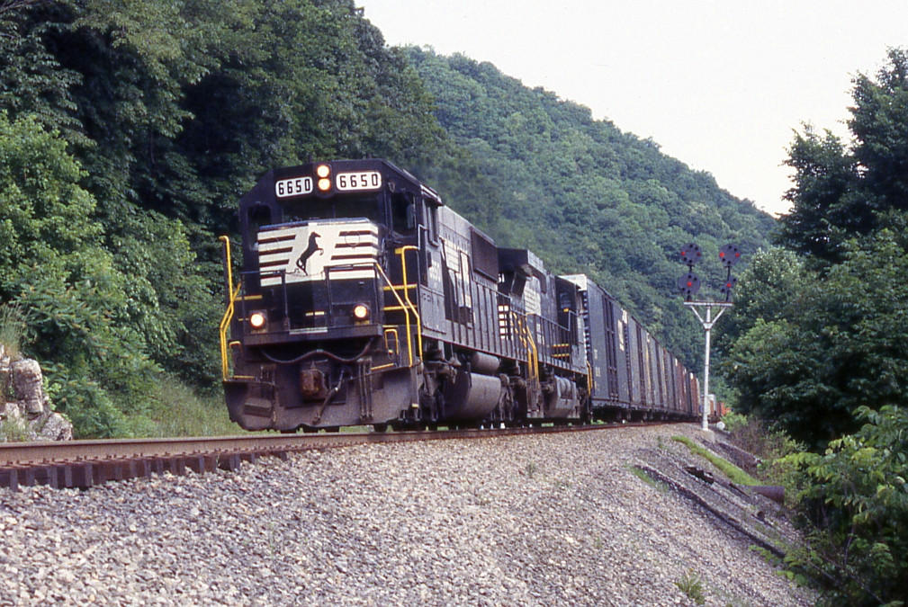NS 6650 leading an EB freight